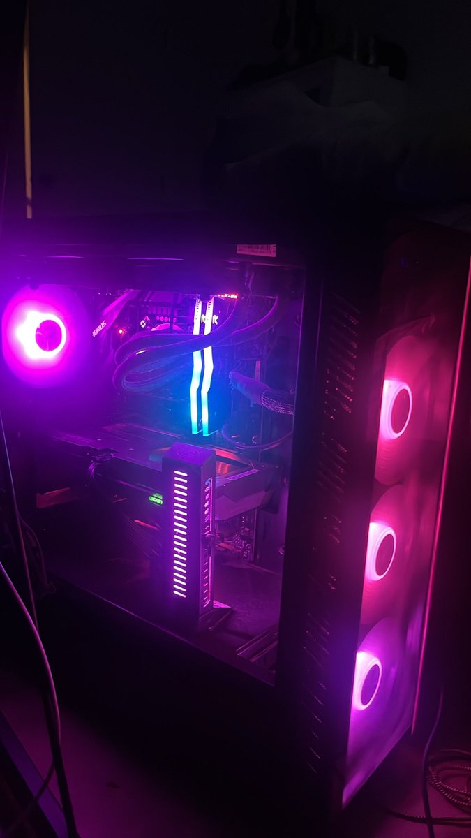 Shaolintv4's tweet photo. This is my fully assemble PC with my new graphics card https://t.co/ncloTEs7ZB