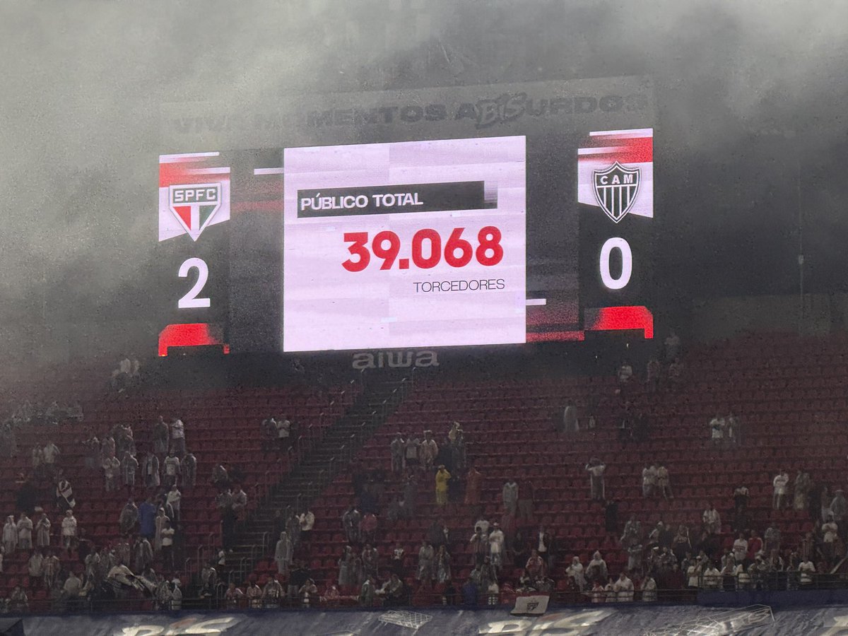 OGabrielSa's tweet photo. O São Paulo Futebol Clube REAGE e RESPIRA! A conexão campo-arquibancada é forte demais. Quase 40 mil vozes cantando 90 minutos. Hoje olhava pro lado e via a CATIVA de pé, cantando junto à arquibancada. Isso faz diferença DEMAIS.

Três zagueiros é vida. Time fica estável defensivamente e explora muito bem as alas. Partidaça de Domingos Duarte, partidaça de Lucas Ramon, partidaça de Iago.

Luciano chega ao 116º gol com essa camisa. Calleri entra lutando MUITO, jogador diferente. Valeu demais a entrega. Faltam 12 pontos pra pensarmos no resto, e anima DEMAIS ver o time assim.