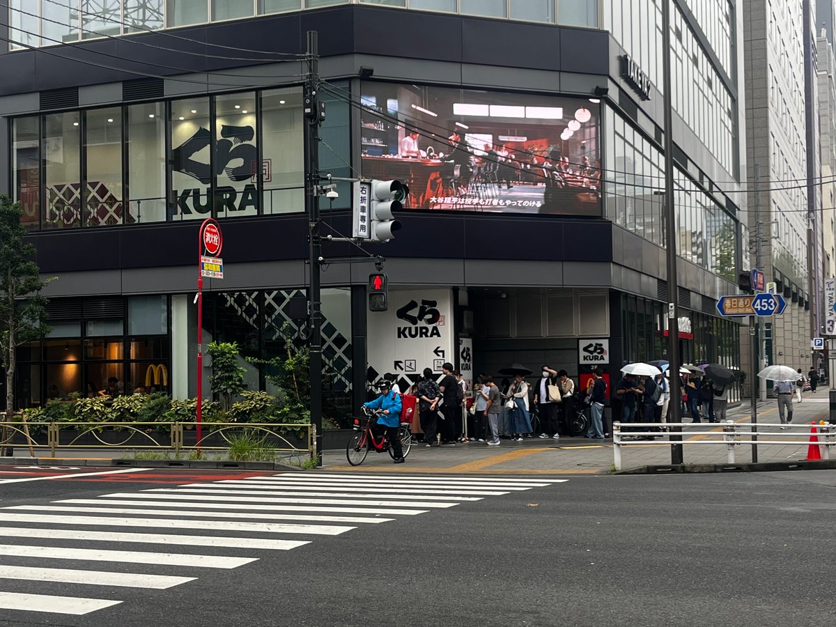 c_r_eative's tweet photo. 昨日（9月5日）の くら寿司（御徒町）
オープン1時間前から行列できてたのは、ちいかわコラボがあったからか
興味も知識もまったく無かったから、なんで並んでるんだろうと不思議だった
昨日のパチ屋（参考） https://t.co/Xhatw2lStb