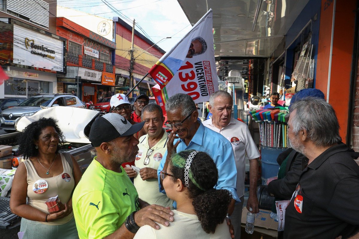VICENTINHOPT's tweet photo. Ontem foi dia de estar nas ruas de Mauá, junto do povo trabalhador!

Andei pelas ruas da cidade, conversando diretamente com trabalhadores e trabalhadoras, ouvindo suas histórias, demandas e os desafios enfrentados no dia a dia.

Esse contato com o povo é parte fundamental da minha trajetória. É ouvindo quem trabalha que fortalecemos a luta por mais direitos, dignidade e melhores condições de vida.

Seguimos juntos, lado a lado com a nossa gente, construindo um futuro melhor para todos e todas.

 A luta continua!

Vicentinho – Deputado Federal 1390
