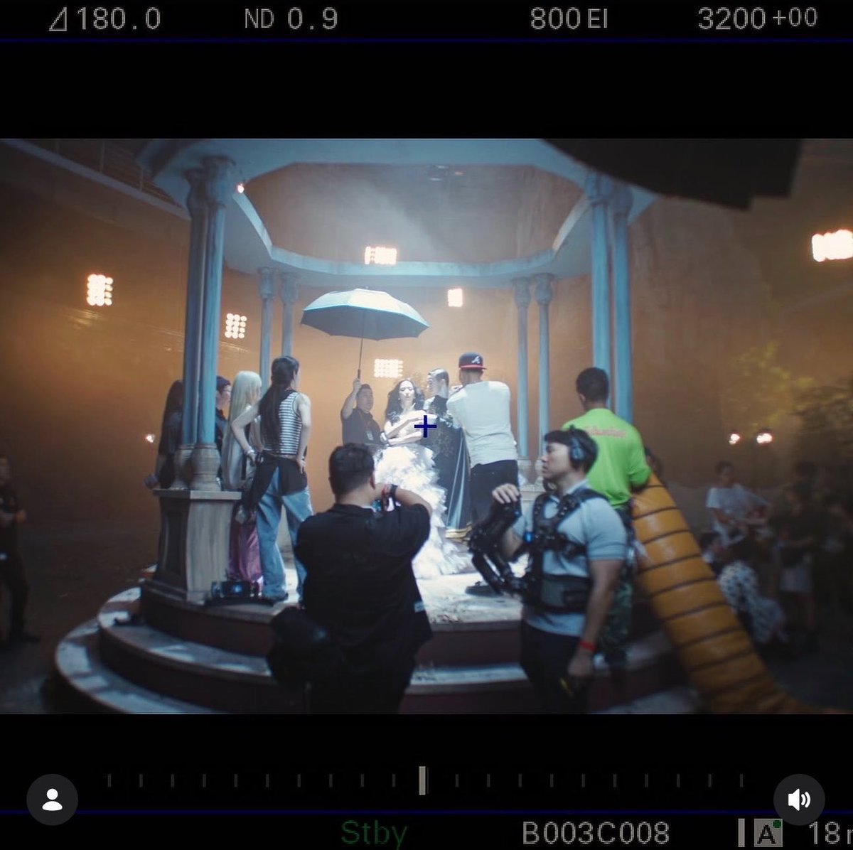 RaeKaeli's tweet photo. Behind the scene photo of “CLICK” with JISOO &amp; production team! https://t.co/PIrOIRfzpU