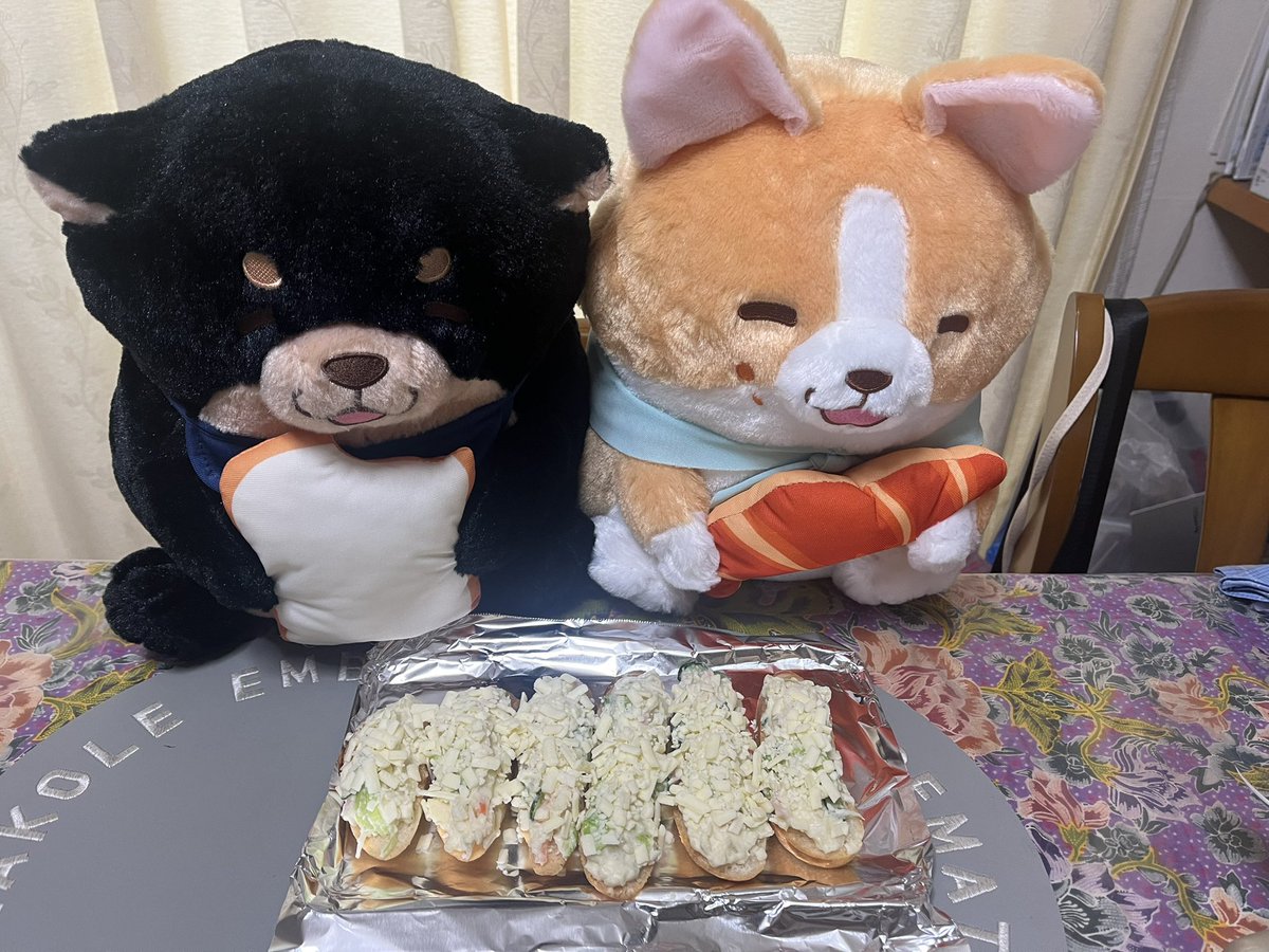 tomozo_p_union's tweet photo. 9月6日急遽公休
#ポテトサラダ を作りました。
材料：じゃがいも•玉ねぎ•人参•
胡瓜•レタス
調味料：塩•胡椒•マヨネーズ•オリーブオイル
バケットに乗せてオーブントースターで焼きました。
更にハッシュドポテトを追加
#朝食 の出来上がり
#忠犬もちしば https://t.co/y4ynJd5H8D