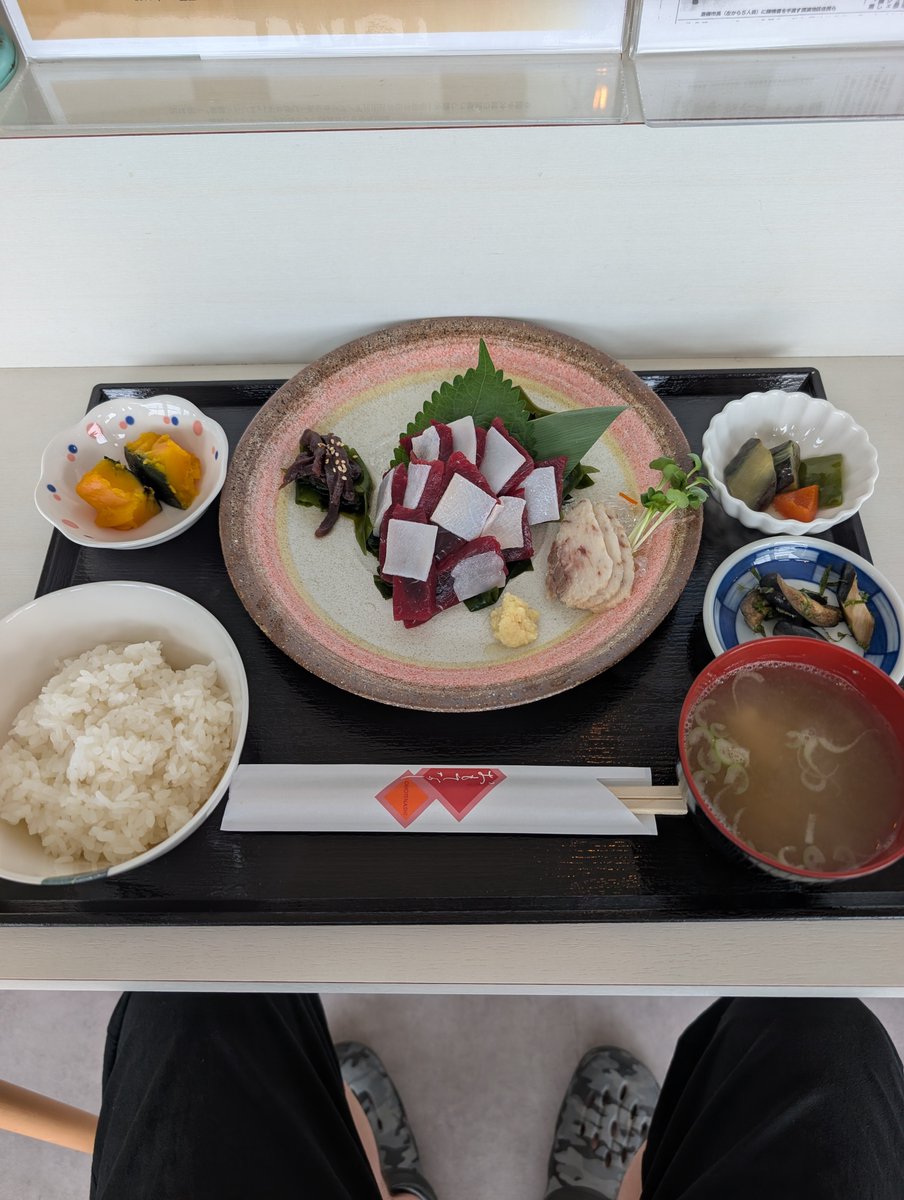 ilikeironclaw's tweet photo. 牡鹿半島にてクジラの刺身定食🙏🐳
本当は頼む気なかったのに「普段は冷凍刺身だけど今だけナマだよ🫵」と言われたので頂きました。ウマイ😉

…余計な小皿3皿残したことは秘密でございます🤫 https://t.co/7hiDwSdnvw
