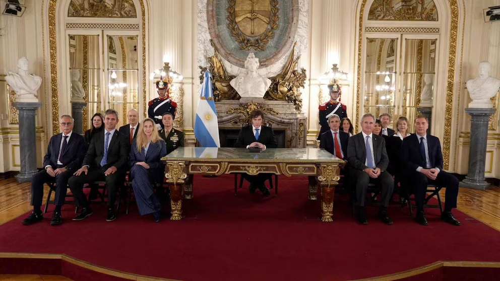 LatinasNoticias's tweet photo. Milei refuerza la estrategia argentina en el Atlántico Sur: bases, satélites y una nueva ley por Malvinas
https://t.co/Wmi0eANxiO https://t.co/NOkFIlzUbS