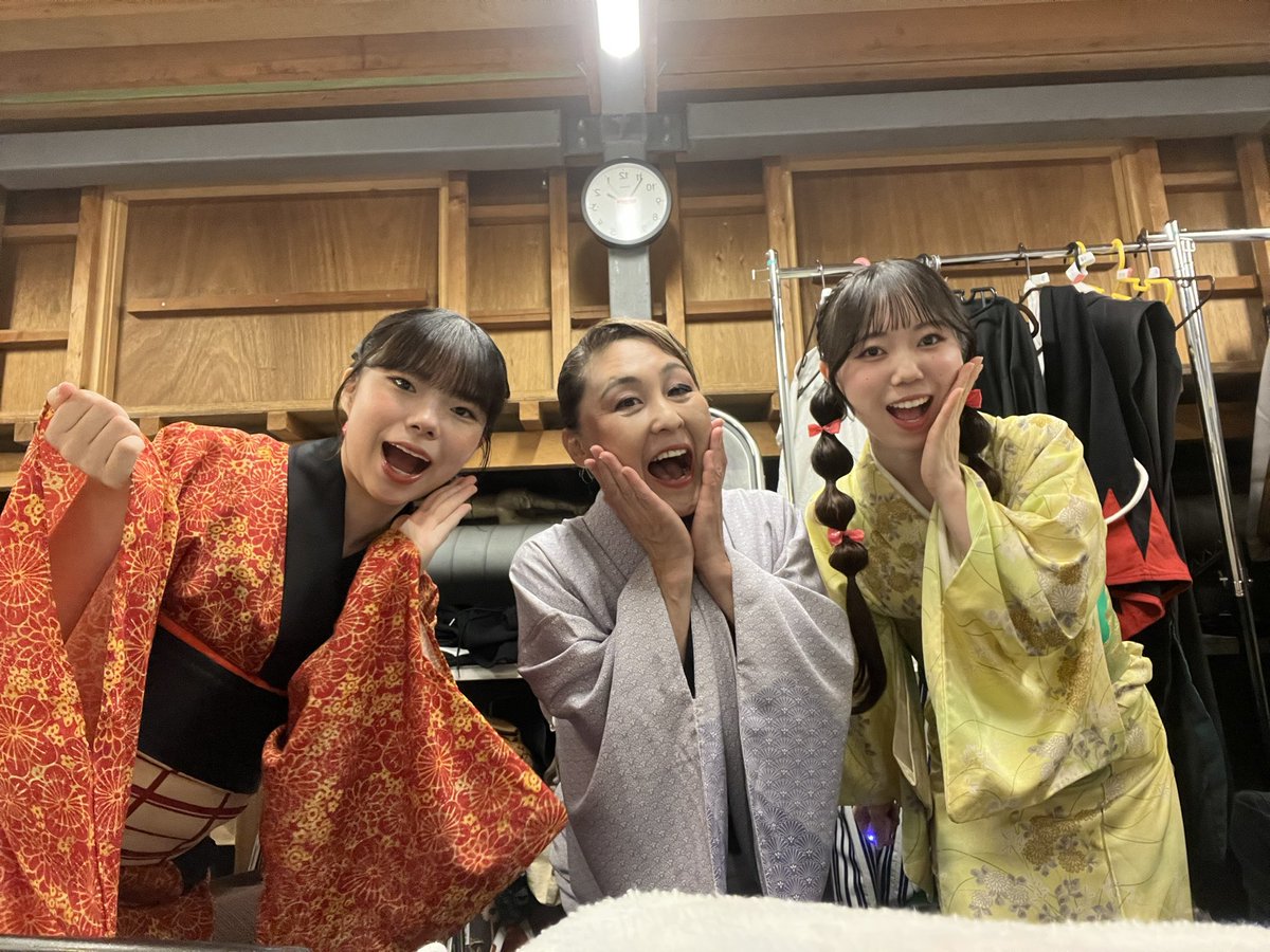 1109_kanon's tweet photo. 本日、大千秋楽です！！

昨日はA班千秋楽でした✨
今回、グッズ売り場にいるお陰で、連日たくさんのお客さまにこの作品を届けられていることが嬉しいです！

もうこの3��娘でわちゃわちゃできるのもあと1回🥺
たくさん楽しんできます！！！

行ってきます！！✊🏻🌼

 #ながらん https://t.co/WVqSoxkMya