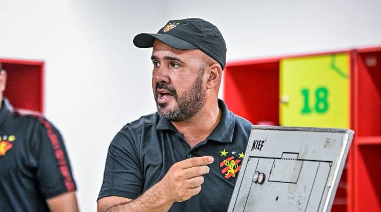 legadaoscr's tweet photo. Efetiva e deixa o cara pegar experiência e ir dando a cara dele pra esse time, objetivo é fazer 45pontos 

Melhor do que ir gastar mais dinheiro com treinador merda e ficar chorando pelos cantos dizendo que não tem dinheiro pra nada https://t.co/7CcqWy9Myw