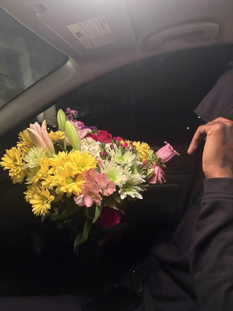layxsnv's tweet photo. Go get her some “Just Because” flowers. She deserves it✨💐🌹 https://t.co/xCG4dk1uq6