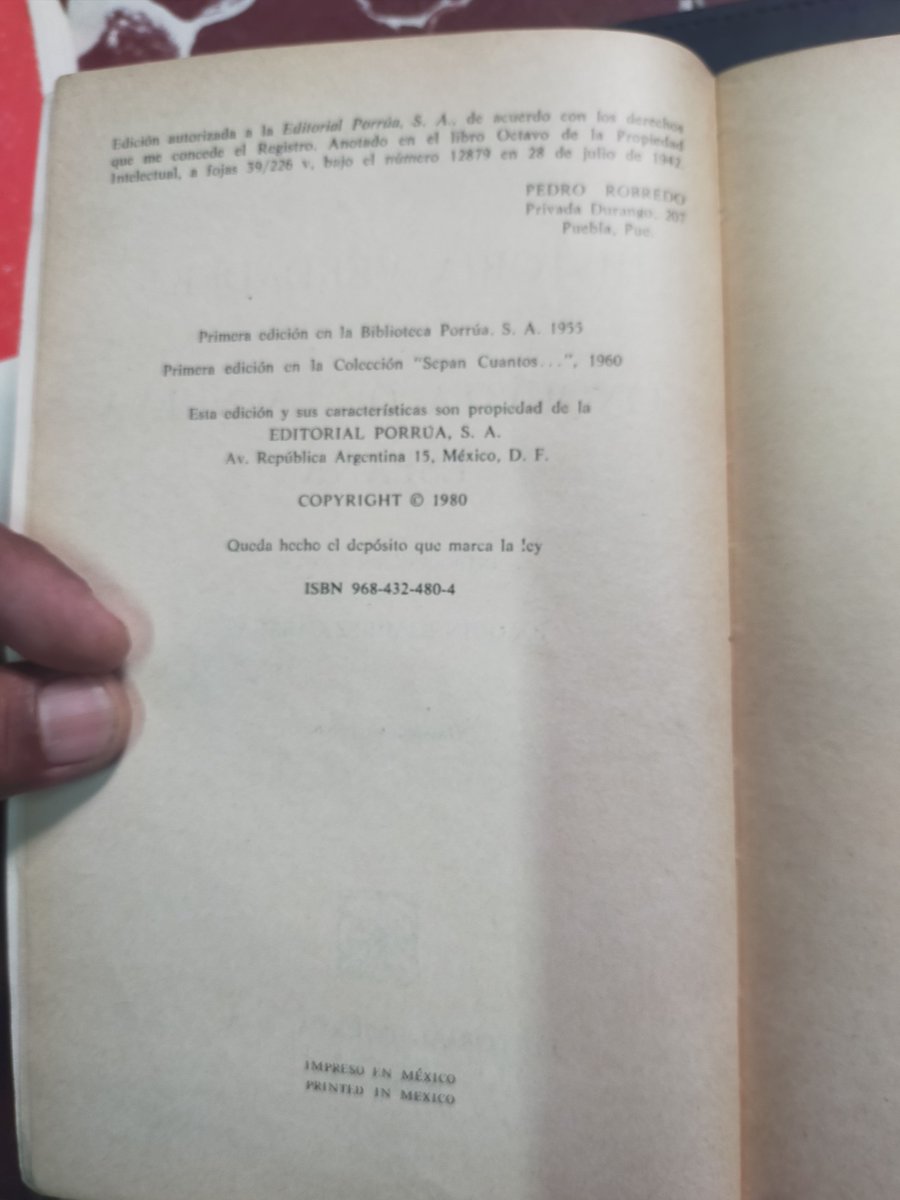 _jajay_'s tweet photo. Fui con mi amigo de la librería, y gracias mil me dió precio de amigos, $100 chuchulucos.  1445 páginas, 700 + 745 respectivamente. Uff. https://t.co/JW7D22lpdL