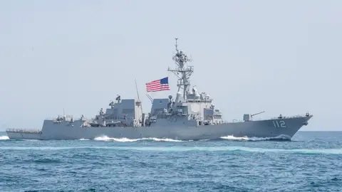 MartinDandach's tweet photo. Según reportes, Irán acaba de hacer un ataque masivo con misiles contra un portaaviones y un destructor de la Armada estadounidense. Desde Teherán ya habían impactado y dejado fuera de servicio a tres buques militares hace unas horas. Si se confirma, la de hoy es una de las ofensivas navales mas violentas que sufrió Estados Unidos en el último tiempo. No hay dudas que los iraníes están dispuestos a borrar todo rastro norteamericano de Medio Oriente. Que error enorme fue subestimarlos.