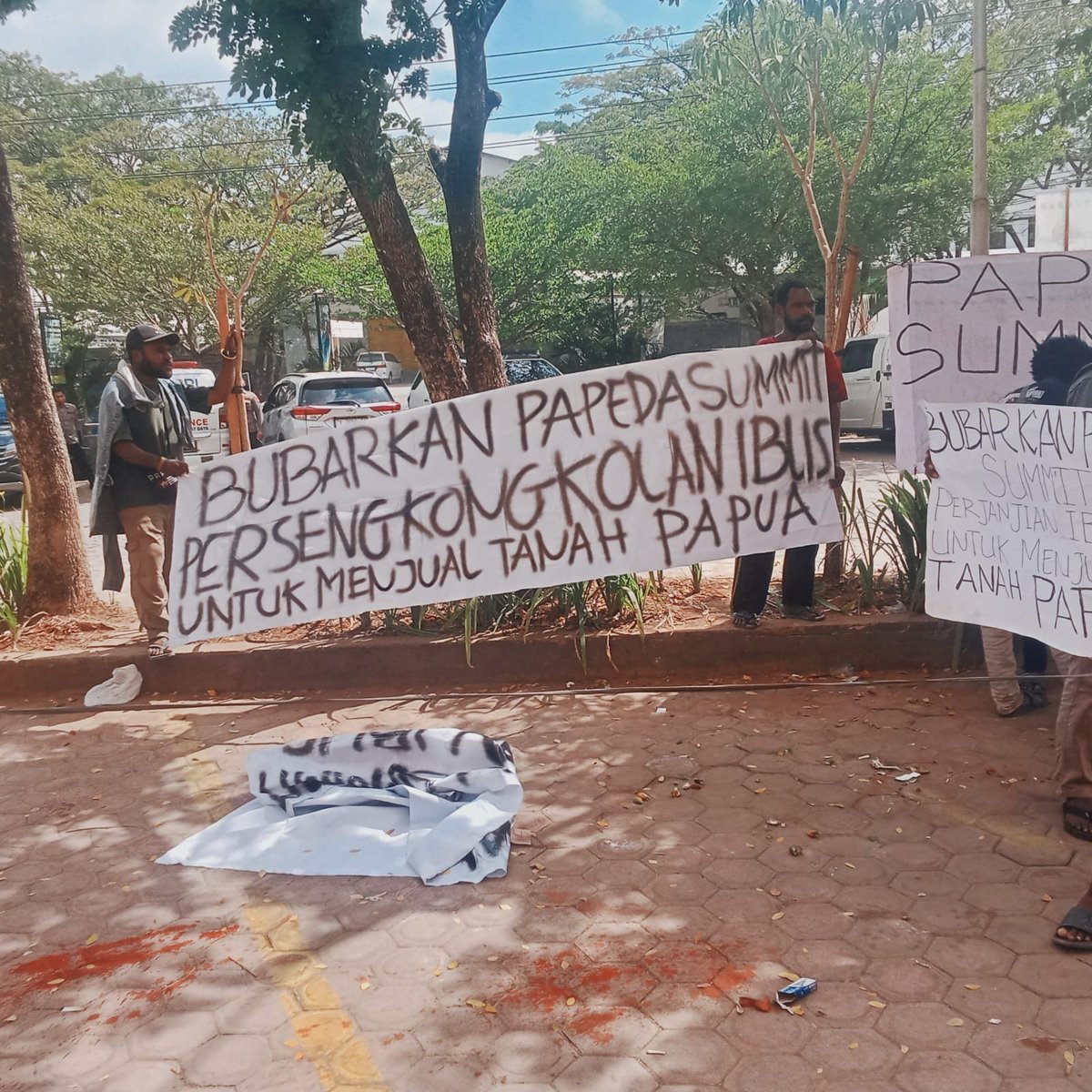 SoSTanahPapua's tweet photo. #papedasummit dibuka oleh perusak hutan, didemo oleh anak2 muda dan diakhiri oleh statmen bersama @FOKERLSMPapua dan Front Rakyat Domberay Tolak PSN dan anti militerisme. https://t.co/pnyuaaH3zH