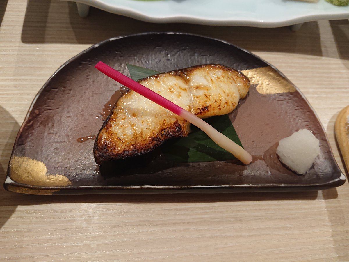 Scenery_Stone24's tweet photo. すすきの　鮨処 写楽 札幌第一店
日本酒🍶国稀を飲みながら刺身と鮨を頂く🍣
カウンター越しの板さんの軽妙なトークが癖になりそう😆
数年振りの『写楽』さん…美��しかったー👍
ご馳走様でした😋
#すすきの #鮨 #写楽 https://t.co/6bU62NnbHy
