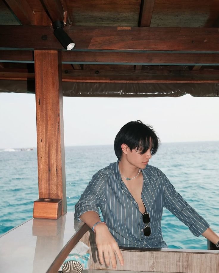 JubCarat's tweet photo. #WilliamEst AU 🌊

William abandonou o amor pela arte para cuidar do sobrinho, Wesley. Sua rotina muda quando Est, primo do seu amigo, retorna à cidade. Entre surfe, noites juntos e conversas inesperadas, William começa a redescobrir partes de si que havia deixado para trás. https://t.co/fvbaKHOaBR