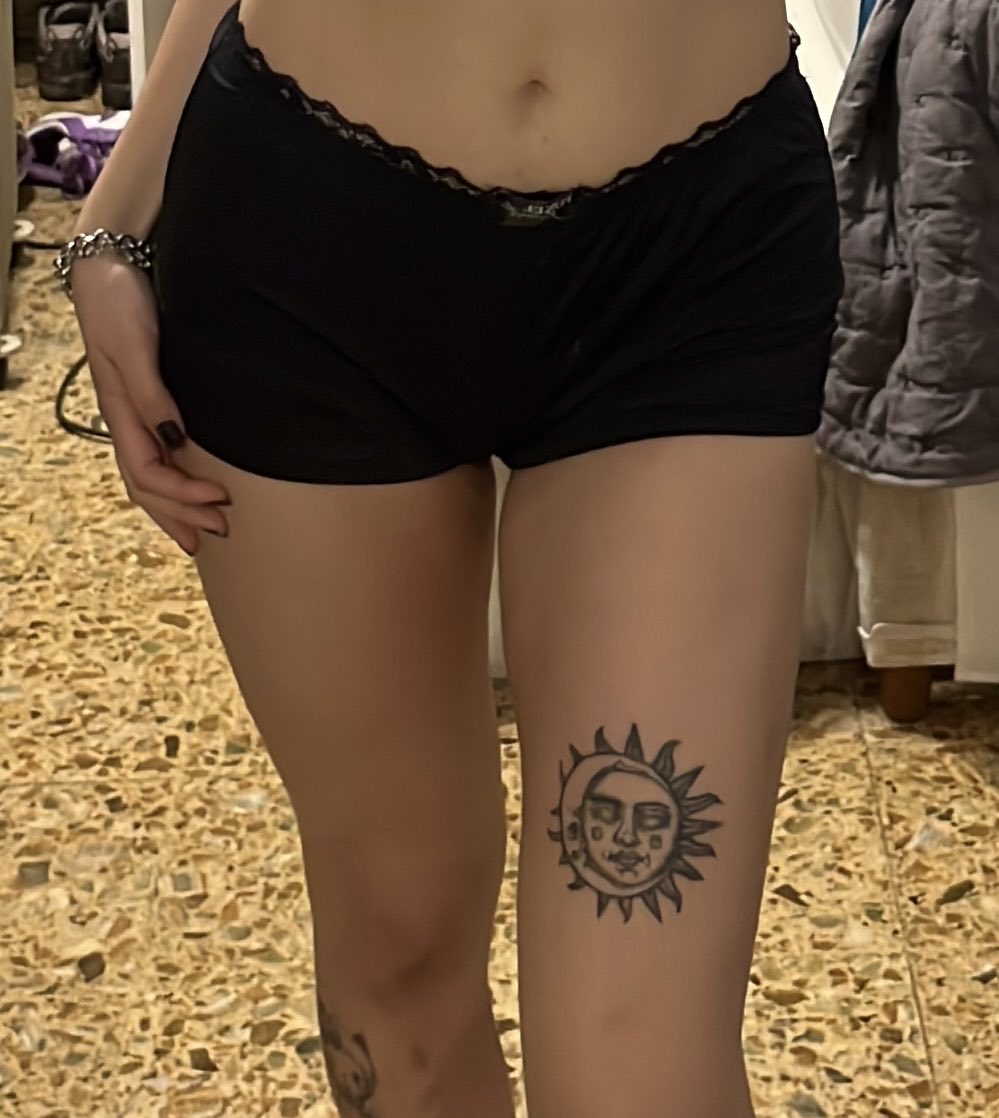 cutem4ndy's tweet photo. sin querer termine con tremendo thigh gap #edtwt https://t.co/rCvO0pBJix