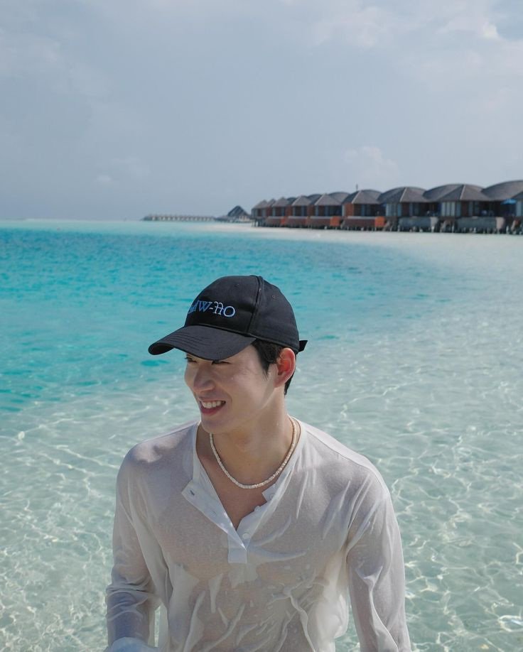 JubCarat's tweet photo. #WilliamEst AU 🌊

William abandonou o amor pela arte para cuidar do sobrinho, Wesley. Sua rotina muda quando Est, primo do seu amigo, retorna à cidade. Entre surfe, noites juntos e conversas inesperadas, William começa a redescobrir partes de si que havia deixado para trás. https://t.co/fvbaKHOaBR