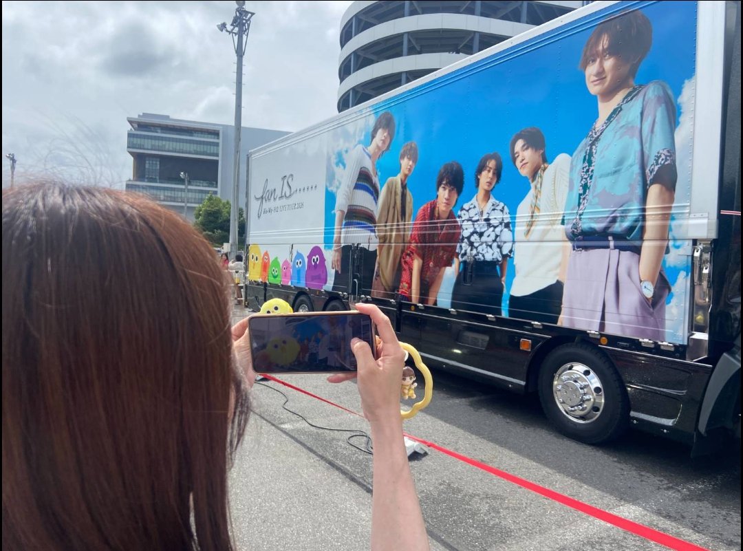 saoyao2's tweet photo. バクステ最前ど真ん中行く！
って決めてたら、
バクステ最前ちょっと横の方
だった🥹

キスマイが順番に目の前通ってくのすごい体験すぎる。
隣の2人組それぞれ🩷🩵確定もらってて一緒に喜んで楽しかったな。
私ももっと順番すべきだった…w
余韻がすごい。

#KisMyFt2_fan15 https://t.co/GasHRao87C