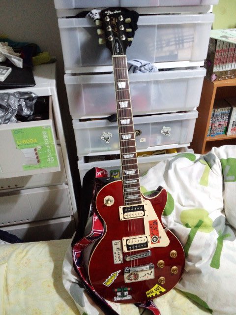 othimusya's tweet photo. @esukebe おおー！ええ感じのストラト！

そうなんです、以前買ったギターもステッカー貼ってなんかいい感じにして部屋に飾ってました・・・

あと当時後輩に教えてもらいながらでしたが彼はベースメインでスラップかっけー！ってなってたので・・・ベースやってみたいっすね（重い腰） https://t.co/YVYUplhXig