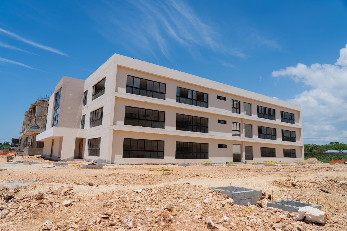 jeanluisrj's tweet photo. Supervisamos los avances de la nueva UASD Santo Domingo Este, un proyecto de 46,910 m² de construcción que ya alcanza un 60 % de su ejecución. 

Contará con 4 edificios docentes, 80 aulas, 16 laboratorios y 8 aulas de postgrado. 🧵👇 https://t.co/AADIdCfCpp