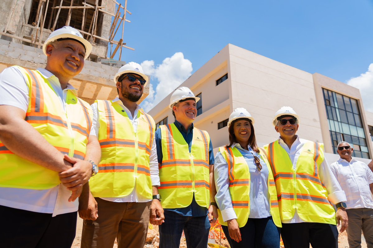jeanluisrj's tweet photo. Supervisamos los avances de la nueva UASD Santo Domingo Este, un proyecto de 46,910 m² de construcción que ya alcanza un 60 % de su ejecución. 

Contará con 4 edificios docentes, 80 aulas, 16 laboratorios y 8 aulas de postgrado. 🧵👇 https://t.co/AADIdCfCpp