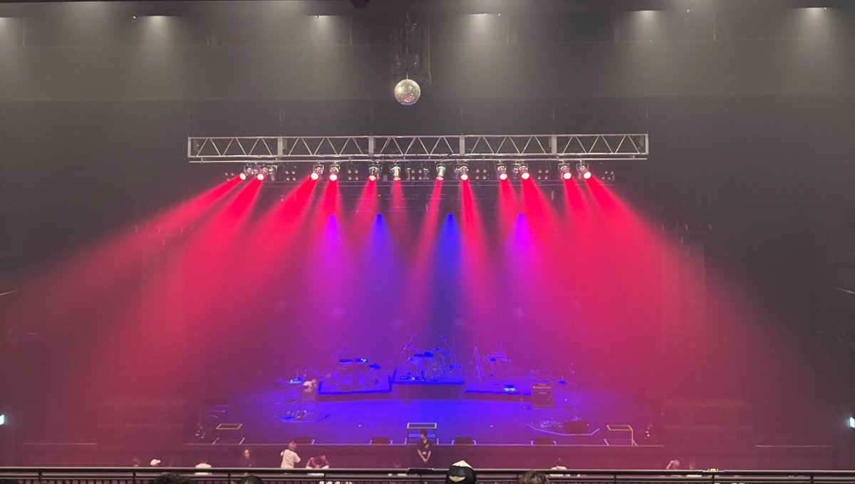 u1ito's tweet photo. #DoAsInfinity 27th Live@KT ZEPP横浜へ。8cmCDが終わりを迎えた頃、12cmCDでデビュー、CCCD、サブスクへと聴く環境は変化してもDoAsはただひたすらにいい曲を作り届けてきた。100万枚CDを売り、武道館にも立った。この27年は伊達じゃない。その存在証明。27年前DoAsに出逢えた自分に拍手！ https://t.co/sMPc5uSv1j