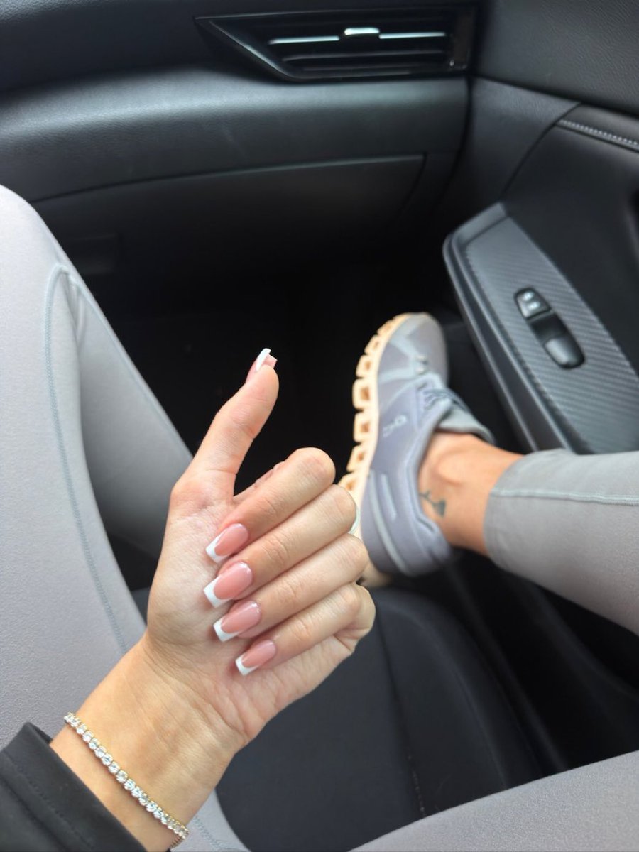 Find0mMabel's tweet photo. Who’s ready for sneaker sweat. Don’t worry, I squeezed your facemask as my sole comforter. 👌🏻🥰 https://t.co/eZidPvsjFb