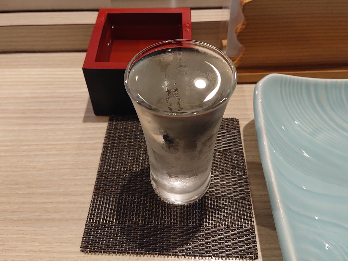Scenery_Stone24's tweet photo. すすきの　鮨処 写楽 札幌第一店
日本酒🍶国稀を飲みながら刺身と鮨を頂く🍣
カウンター越しの板さんの軽妙なトークが癖になりそう😆
数年振りの『写楽』さん…美��しかったー👍
ご馳走様でした😋
#すすきの #鮨 #写楽 https://t.co/6bU62NnbHy