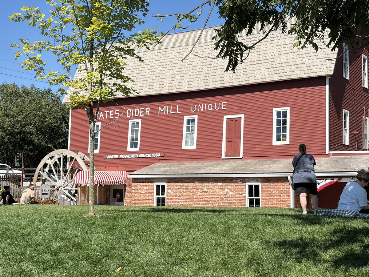 electwebber's tweet photo. Stopped by Yates for some donuts and cider - a great Rochester area tradition as we get into the Fall. https://t.co/zc8ZzYo1aK