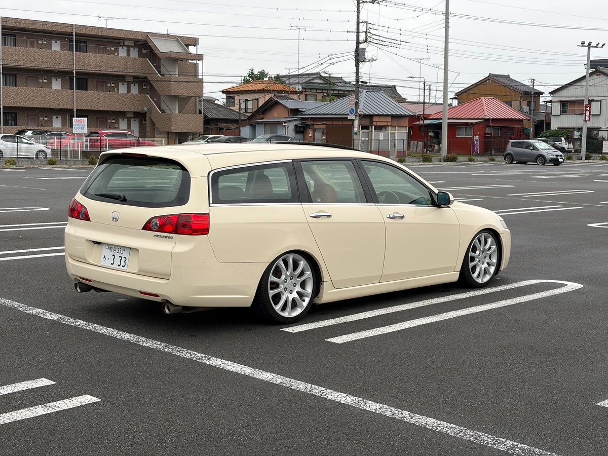 p__kabocha's tweet photo. CM2アコードワゴン 24T ビエラ

RE系CR-V純正18インチホイール 流用して履かせました

ラルグス車高調も入れて良い感じです

ビエラ専用色プレジールアイボリー、タンレザーインテリア、サンルーフ、全面グリーンガラス（純正はプライバシーしか設定無いので20Aから移植）等々…最高のクルマに🤩 https://t.co/CBN2KXNGC5