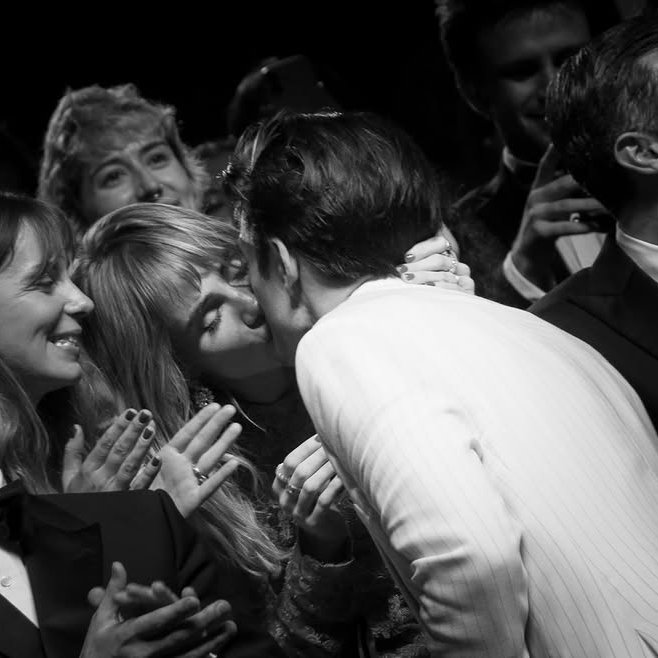pattinsonphotos's tweet photo. Robert Pattinson and Suki Waterhouse during the standing ovation for PRIMETIME at Venice Film Festival! 💘 

(wsptlight) https://t.co/guMEhm6Jho