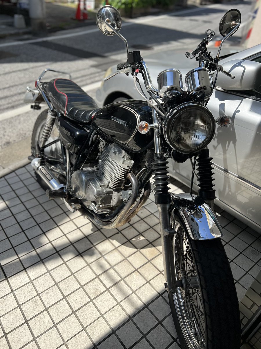 yuutaro1000's tweet photo. やっとギア周り直ったと思ったら…
ヘッドライトが点かない！
球替えても点かない…配線かよ…

雨降ってる間に直すぞ。

#cb400ss
#HONDA
#CB繋がり https://t.co/4qmZ9VGzb5