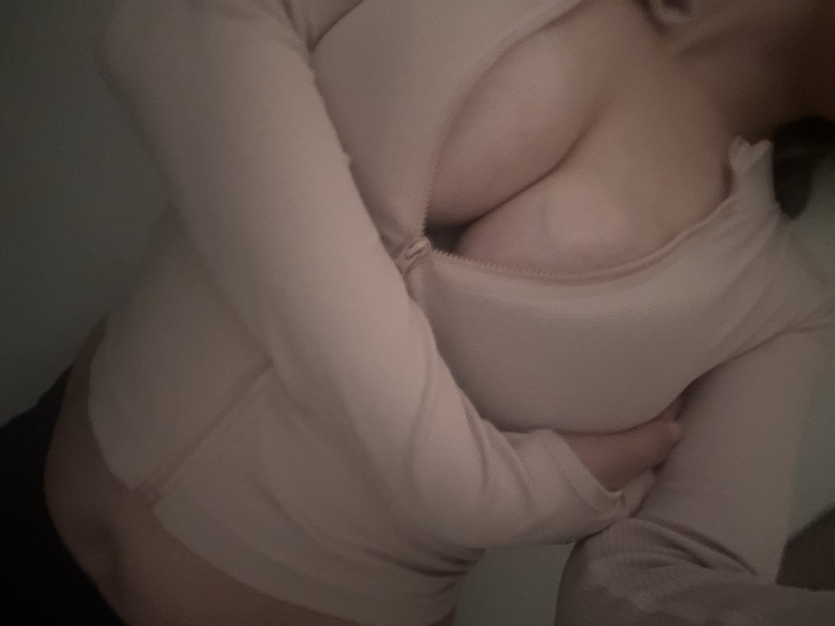 paranoidcutieee's tweet photo. BOOBS https://t.co/akU1CijA4J