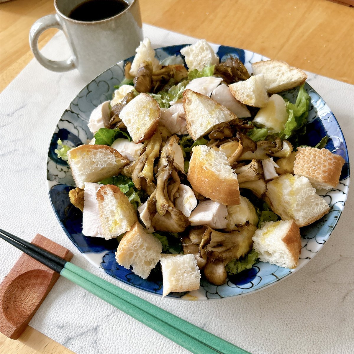 mugijirupop's tweet photo. 【バゲットサラダ】

サニーレタスに小松菜、舞茸のカレーソテーとサラダチキン、バナナをのせたオシャレなの作った。味はオリーブオイルとポッカレモンと塩だよ。結局塩がいちばんうまいよね🧂
バゲット…ちょっとたりないなw

#おうちごはん https://t.co/mFPy3LWfF2