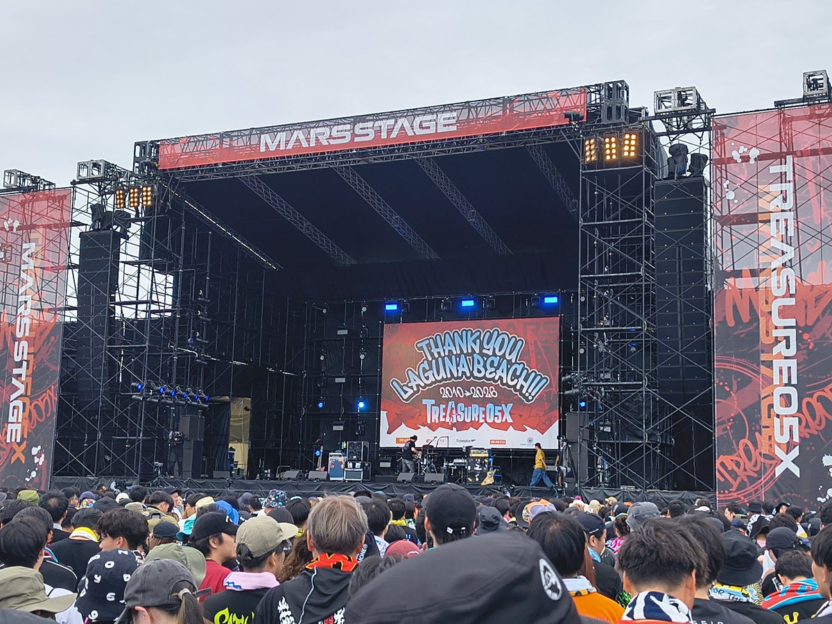 hdisndik's tweet photo. 昨日はTREASURE05X 2026🎸
今年で最後となるラグーナビーチでの開催。とても涼しくて海風も気持ち良く最高だった。
テンフィのTAKUMAさんのMCで「時間かかってもいいから幸せになりなよ」はええ言葉やなほんまに。
①10-FEET
②BAND-MAID
③マキシマム ザ ホルモン
④HEY-SMITH
⑤アレキサンドロス https://t.co/rUOZjknhKP