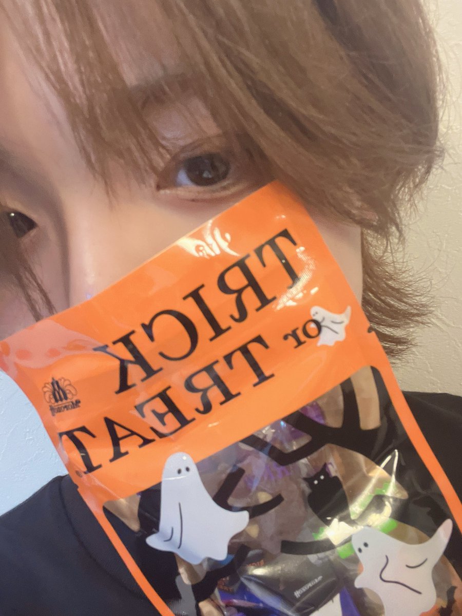 kose_shinyogayo's tweet photo. おはよー！
この前の宿題ピンチみたいな話したんだと思うんだけど、
頑張って終わら���たよ！
俺偉い😊
後この写真はママさん達や色々な方からの差し入れをもらって喜んでる俺です🎃🍭
今日も一日がんばろう！！ https://t.co/JMByYb5cFa