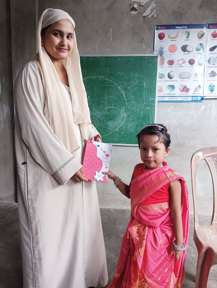 DrMRonFIRE's tweet photo. Our princess dressed like a Teacher and gifted greetings to her teachers.

I was with her until the program was over. I'm happy she could get friendly with teachers in spite of joining school recently.

The kids of government service holders need to learn better adjustments. https://t.co/uaR3sm4Ml8