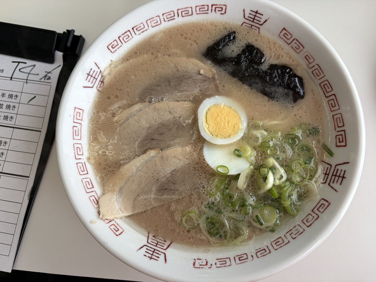 hayami2025's tweet photo. 昨日のランチ🍜ひろせ食堂の らーめん＋小焼き飯。並びが少なくてチャンスと入店したら、後ろにまた列が。あのタイミング神。ひとくちで「これこれ」、久留米の食堂系はやっぱり最高。沖食堂も行かねば。 #久留米ラーメン #ひろせ食堂 https://t.co/td1zFBk4Qf