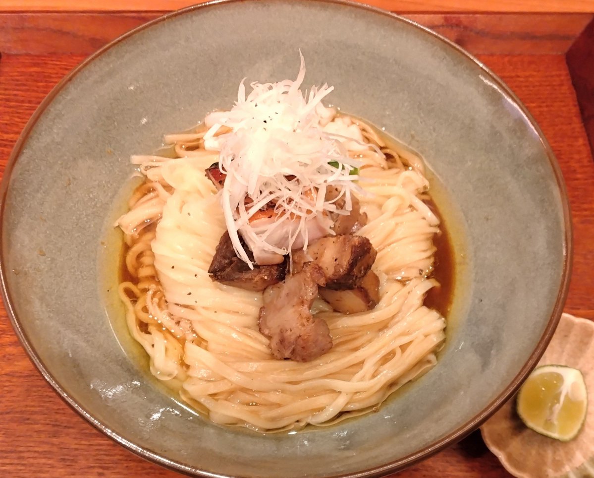 uminomen's tweet photo. すずむし みどり@高松市さんにて、押岡地鶏の鶏油混ぜそばや（ﾟ◇ﾟ）
先日のコラボで使用された押岡地鶏は凄かったし、醤油を食べられなかったし、ということで、ありがたき限定提供をいただきに。いい香りに包まれた丼が提供されると、大サービス的鶏油量。絡みまくりの麺を啜る。やっぱ旨いわー。 https://t.co/VMPDa9uQtv
