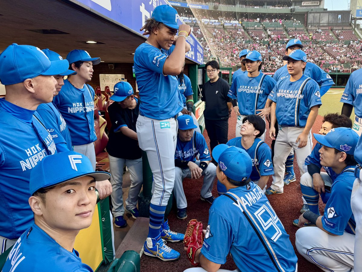 Jesssssi53's tweet photo. 水谷「実はようやく清宮さんのプリンを勝手に食べた犯人特定に繋がる手がかりを入手しました」

レイエス（そんなん先刻承知やん...)
カストロ（火を見るより明らかやろ...)
水野（もう知っとるけどね...)
五十幡（水谷だから右見ろって右...)

細川「ちなみにどんな手がかり？」
水谷「冷蔵庫に謎のメッセージが残ってて」
瑠晏「どんなメッセージですか？」
水谷「意味は全くわからないけど数字で"3"と」

今川（3wwwwwww)
野村（数字の3wwwwwwww)
有薗（逆になんでその3の意味わからんねや)
山縣（現場にその手がかり残すんは詰め甘いんよ)

郡司「まぁまぁまぁ。進藤もついついプリン食べたくなったんやろ。あんま責めるのやめたろうや(^ω^)」

全員（33！！！！！)
