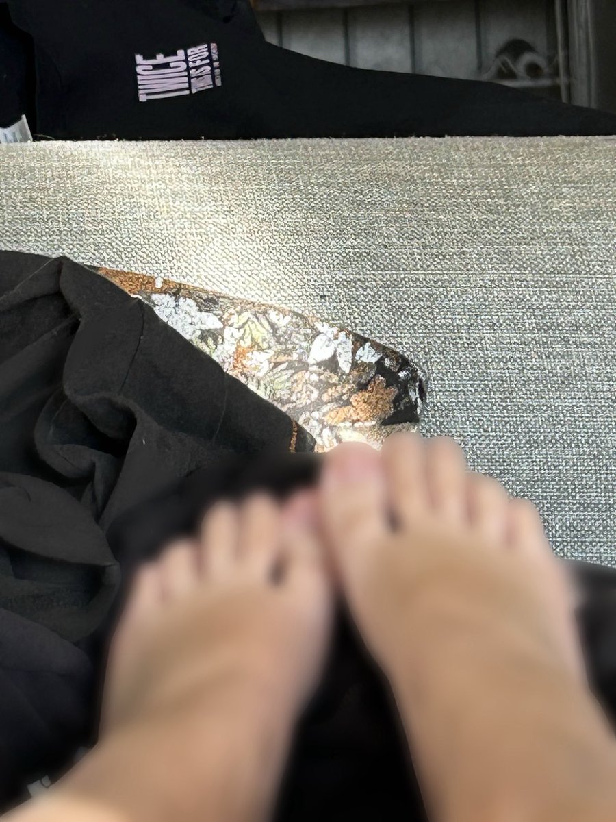 scffdknee's tweet photo. thank u for 100+ follows omg??? here's a sneak peak, i gotta get then done ^^; will post more in the future hehe!! if anyone wants to pay for my pedi lmk 👀 https://t.co/xSs9E7MSGl