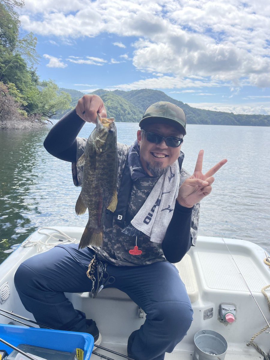 justpapico's tweet photo. 昨日は野尻湖でバス釣り！
ツーバイト1バラシ！
一緒に遊んでくれたじーじありがとね！ https://t.co/X1zA8AxYAx