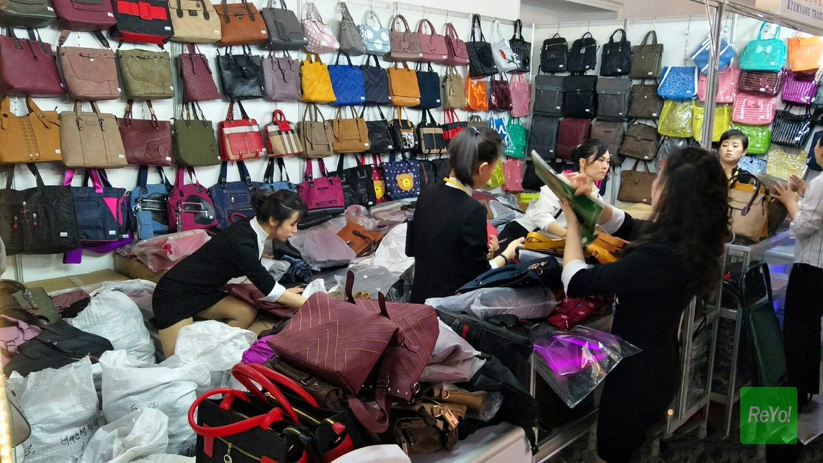 Giseruchaj's tweet photo. A stranger helped me pick up all my spilled groceries when my bag ripped by the street. Small act, big warmth for a tiring day. https://t.co/dmtuLuqQuh