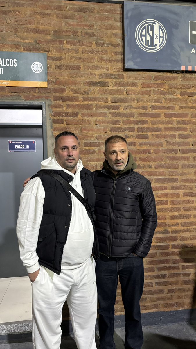 RomanKotler's tweet photo. 🚨🔵🔴 Carlos Orsi y Fabián García, integrantes del CT de Ruben Darío Insua, presentes en la victoria de #SanLorenzo ante Talleres. 

El lunes comienza el tercer ciclo. 🦁 https://t.co/Qd3tarWJi1