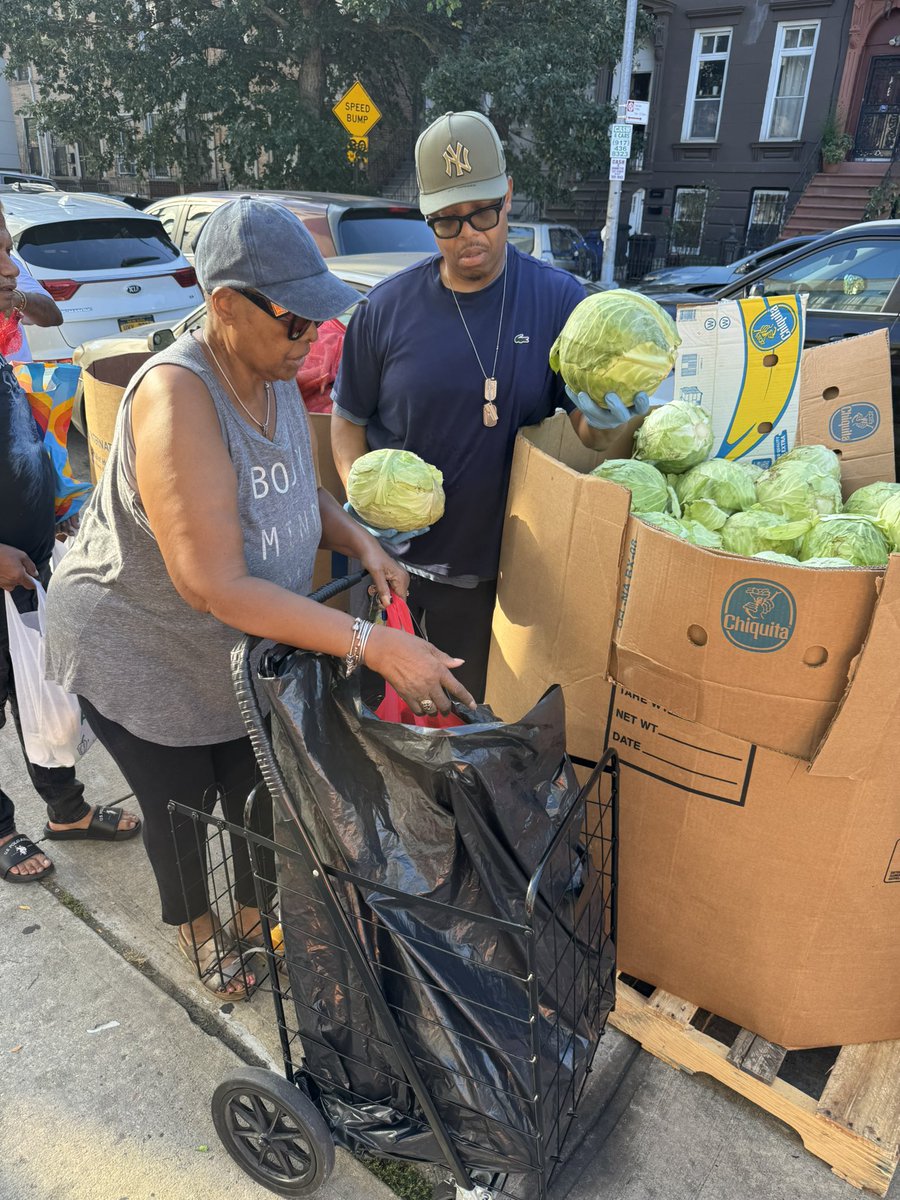 opendoorflc's tweet photo. Food Pantry Highlights! 🥕🥖🥫

It’s always a joy to give back and support our community! 💛 Thank you to everyone who helps make our weekly pantry possible. 🙌🏽

📍 999 Greene Avenue, Brooklyn, NY
🗓 Saturdays | ⏰ 8:30 AM – 10:30 AM

🤝 https://t.co/c9miDIj71f https://t.co/DbL85UwlVn