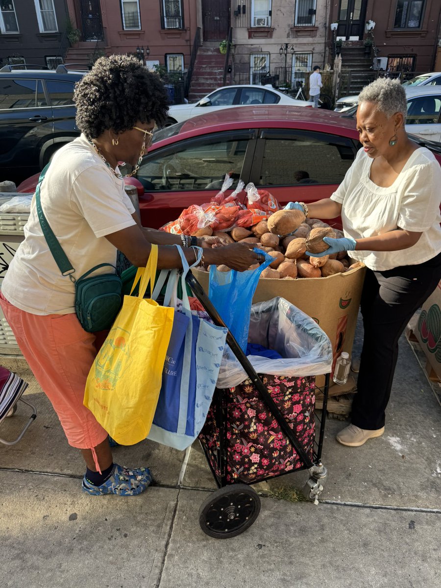opendoorflc's tweet photo. Food Pantry Highlights! 🥕🥖🥫

It’s always a joy to give back and support our community! 💛 Thank you to everyone who helps make our weekly pantry possible. 🙌🏽

📍 999 Greene Avenue, Brooklyn, NY
🗓 Saturdays | ⏰ 8:30 AM – 10:30 AM

🤝 https://t.co/c9miDIj71f https://t.co/DbL85UwlVn