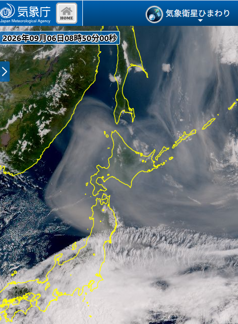 sapporotenki's tweet photo. 霞む空の原因は

北海道では、シベリア方面から流れ込んだエアロゾル（煙やチリ等）の影響で、空が霞んでいます。

地上への影響は、PM2.5の観測で一時的に環境基準値を超え、若干の上昇が見られます。
https://t.co/wdvUe2rzJw
念のため、今後の空の霞み具合やPM2.5の推移にご注意を

#札幌 #山火事 https://t.co/sofdd6Suuk