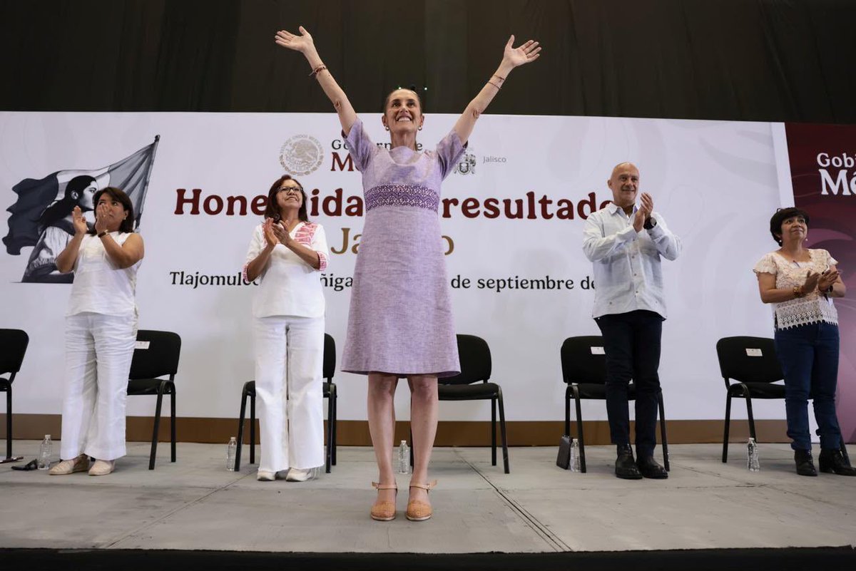 Letamaya's tweet photo. Continuamos la gira #HonestidadYResultados en #Jalisco, donde la presidenta @Claudiashein informó que en el estado 2.4 millones de personas son beneficiarias de los #ProgramasDeBienestar.
El amor al pueblo se convierte en políticas públicas que contribuyen a reducir desigualdades y a mejorar las condiciones de vida para todas y todos.
#2InformeDeGobierno
#ConstruyendoBienestar
@PabloLemusN
