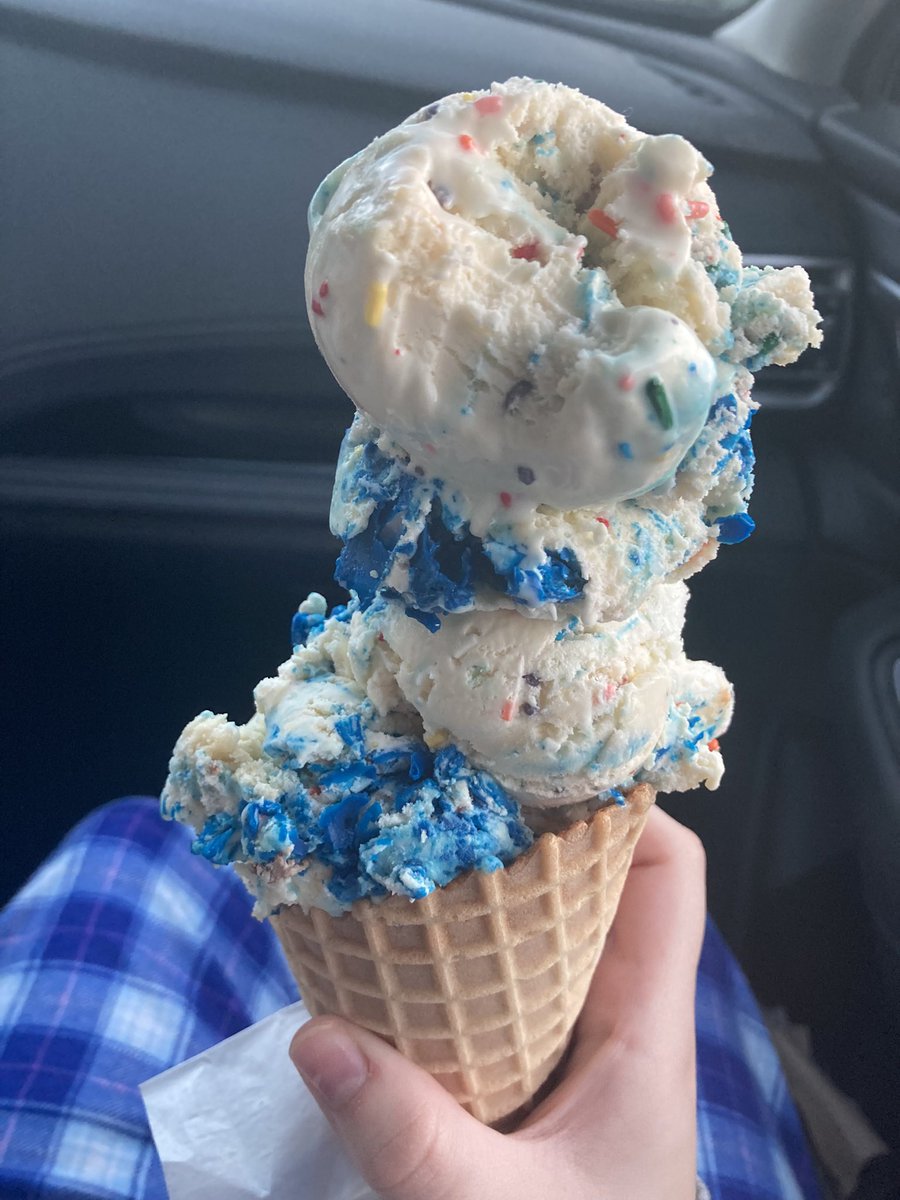 lesbochud's tweet photo. for my non-american oomfs this is a medium sized ice cream 😭😭😭 https://t.co/bFa25yBL7t