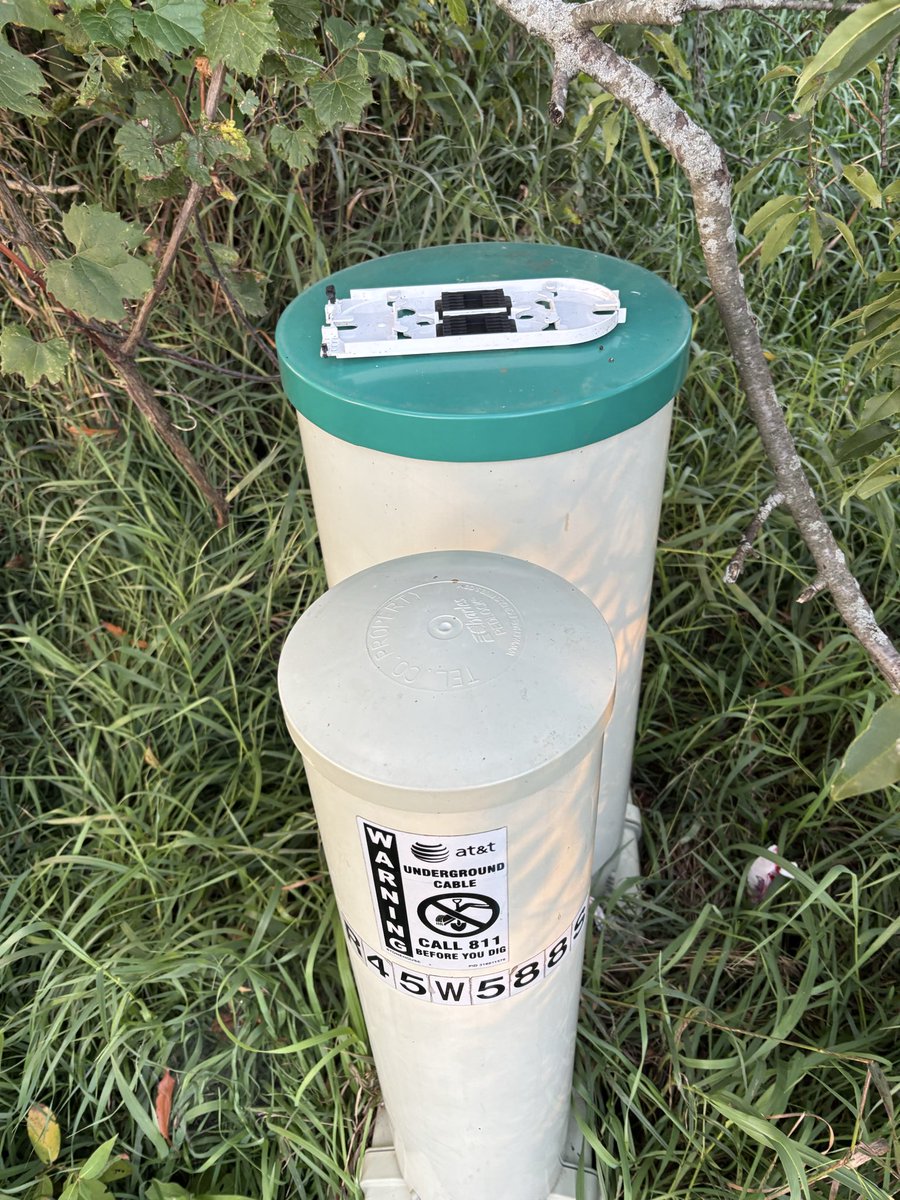 CharmingLawGirl's tweet photo. @ATT Internet is up (for now) but I had to flag the line myself, and your techs left garbage at the worksite. They should be fired. https://t.co/ZqX1YqT49j