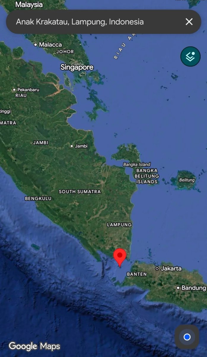 Syafirrasy's tweet photo. 1. Malaysia mungkin akan merasa kesan gempa & tsunami dari letusan Anak Krakatau di dalam baki tahun 2026 ini.

2. Anak Krakatau adalah gunung berapi yg muncul dari kesan letupan ngeri Krakatau pada Ogos 1883. 

3. Ketika itu, ada saksi mengatakan bunyi letupan Krakatau boleh didengari sehingga ke Hulu Selangor, Perak & Australia.

4. Ia adalah peristiwa letusan gunung berapi yg paling dahsyat dalah sejarah manusia moden. Hampir 2/3 kepulauan itu lenyap. 

5. Kini 2026 anaknya bangkit kembali