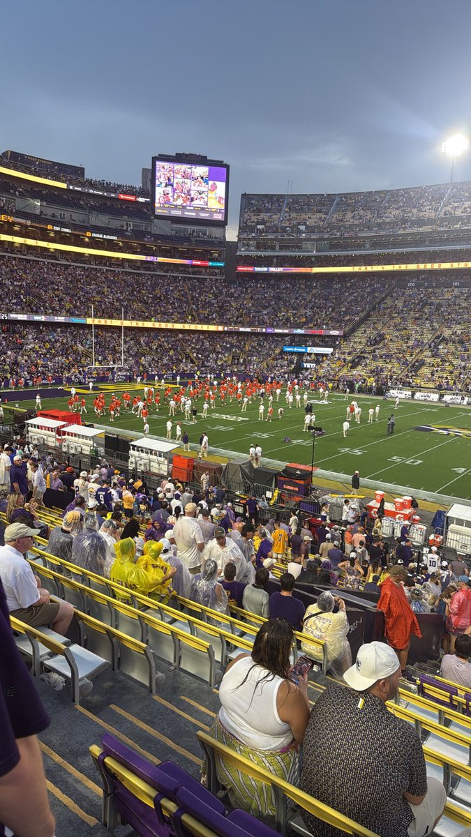 RickyCornwallis's tweet photo. Yeah man let me delay the game for 2 hours and come out and warm up without pads #faggot #shrink tf out of Clemson https://t.co/uajYMXxm5x