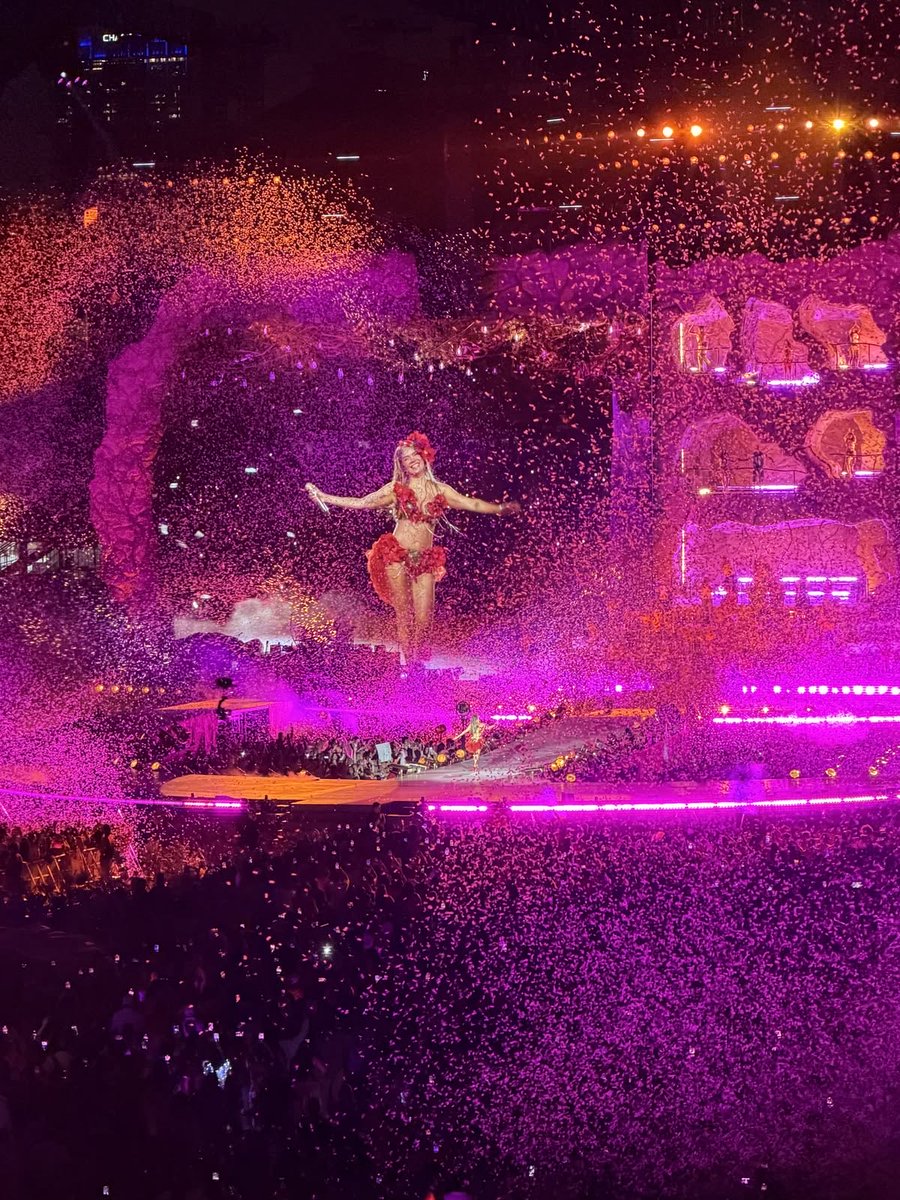 Jeeeffryy's tweet photo. KAROL G se convierte en la primera artista femenina de la década de los 2010s en superar los 500 MILLONES de dólares recaudados en sus giras desde 2021 

Ha vendido +3.7 MILLONES de tickets https://t.co/nODqr3FwUA